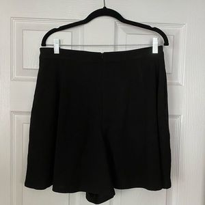 La Femme en Noir tap shorts